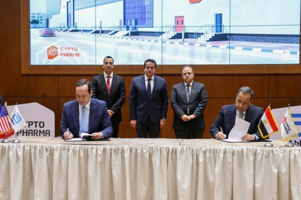 «الصحة» تشهد توقيع شراكة بين مدينة الدواء المصرية و«أبوت الأمريكية».. وإنتاج مسكنات ومضادات في 5 سنوات