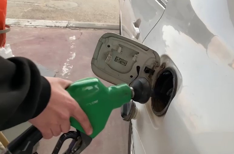 اعتبارا من منتصف الليلة القادمة : انخفاض سعر البنزين في محطات الوقود