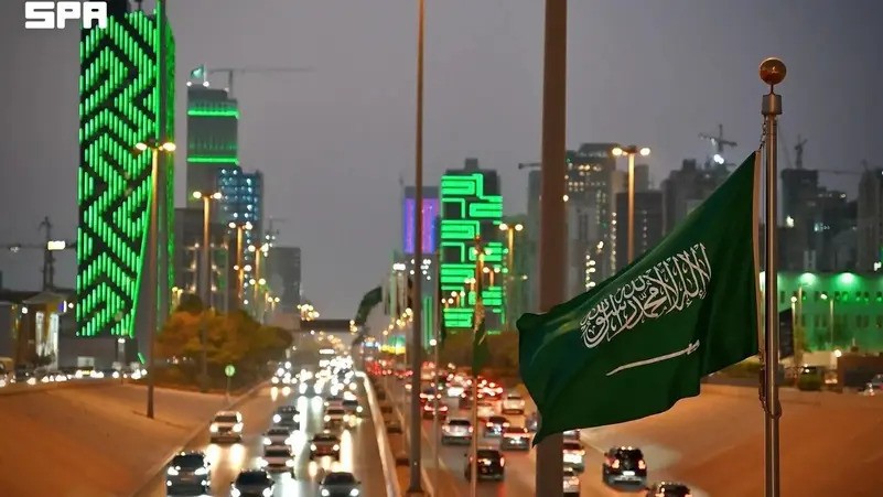 "عزّنا بطبعنا".. استعدادات الرياض لليوم الوطني تكسو شوارعها ومعالمها بالأخضر